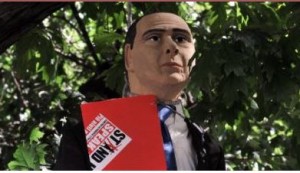 fantoccio berlusconi impiccato