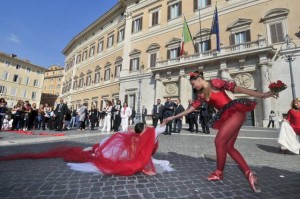 Piazza Montecitorio, performance teatrale contro il femminicidio