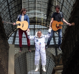 performance-artistica-piazza-duomo