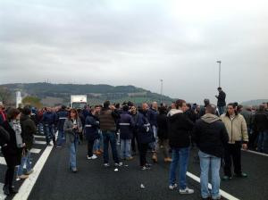 Ast: operai bloccano Autosole a Orte