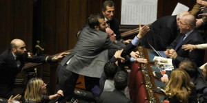 Riforme: rissa in aula, deputati in piedi sui banchi