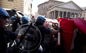 foto_roma_scontri_polizia_manifestanti_occupantheon_01_1