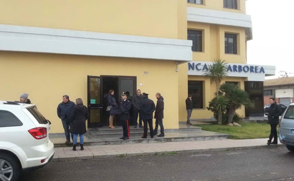 rapina_alla_banca_di_arborea_sequestrato_un_funzionario-0-0-431433