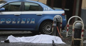 uomo_cade_dal_muretto_trastevere