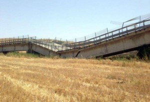 Crolla-ponte-nell-Agrigentino-terrore-lungo-la-SS-626-f37afe9020b624bf47a48aebd22102a9