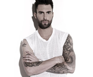 Adam Levine, un nudo integrale nel suo nuovo videclip
