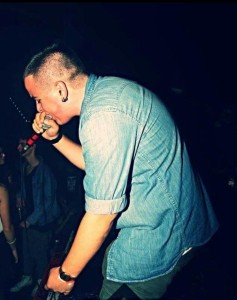 Morra durante una esibizione live