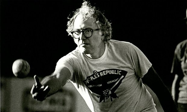 Bernie Sanders fotografato all'Università del Vermont negli anni '80 nel vivo di un'azione di baseball con la squadra della Repubblica Popolare di Burlington. Crediti: Bailey Howe Library