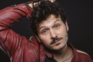 Soltanto, il busker milanese che gira l'Europa con la sua musica