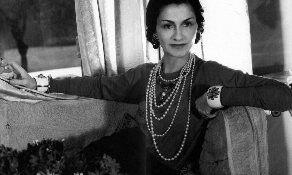 Coco Chanel, lezioni di moda: dal tubino nero alla borsa 2.55