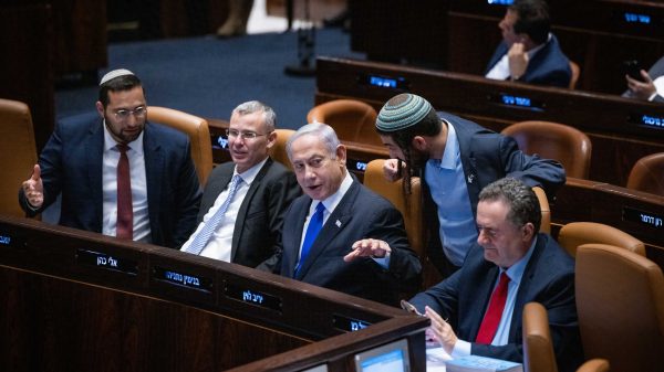 Il primo ministro Benjamin Netanyahu durante una sessione plenaria della Knesset a Gerusalemme, il 10 luglio 2023, mentre i legislatori deliberano una proposta di legge per limitare i poteri di controllo della magistratura sulla "ragionevolezza" delle decisioni del governo. Sindel/Flash90