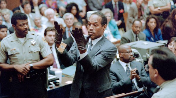 O.J. Simpson mostra un nuovo paio di guanti che l'accusa gli ha fatto indossare per la giuria durante il processo per duplice omicidio a Los Angeles nel giugno 1995. I guanti erano dello stesso tipo di quelli trovati sulla scena del delitto Bundy e nella tenuta di O.J. Simpson. Vince Bucci/AFP/Getty Images