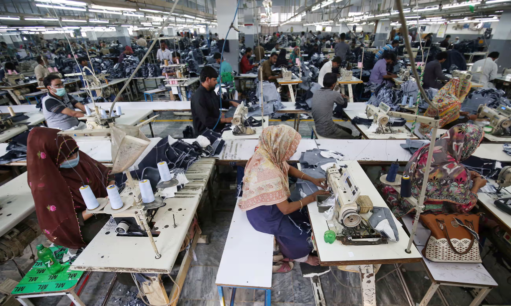 Lavoratori in una fabbrica in Pakistan.