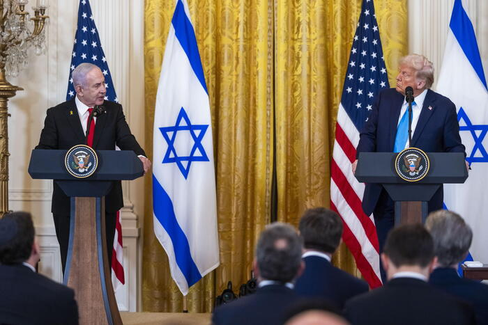A sinistra il Primo Ministro israeliano Benjamin Netanyahu, a destra il Presidente deli Stati Uniti Donald Trump durante la conferenza stampa.