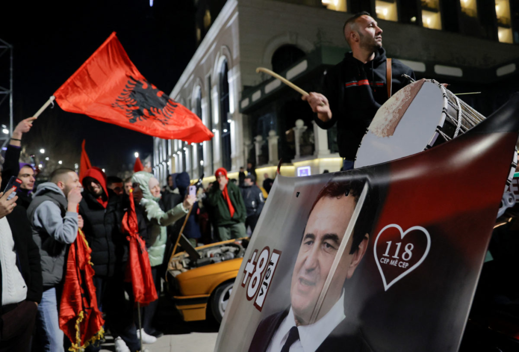 Alcuni sostenitori dopo i primi sondaggi che vedono in testa il partito Vetevendosje.